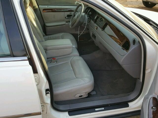 1LNFM83W8WY702599 - 1998 LINCOLN TOWN CAR WHITE photo 5