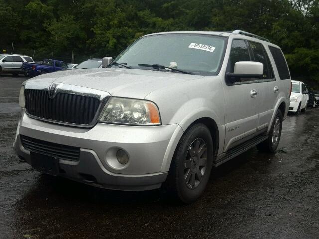 5LMFU28R94LJ09244 - 2004 LINCOLN NAVIGATOR Silber Foto 2