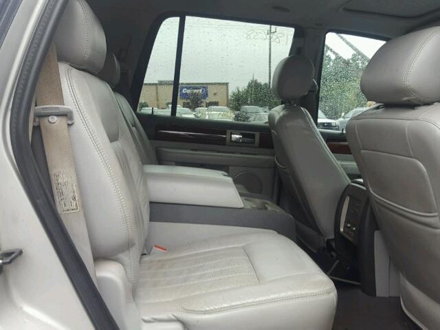 5LMFU28R94LJ09244 - 2004 LINCOLN NAVIGATOR Silber Foto 6