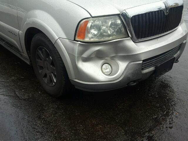 5LMFU28R94LJ09244 - 2004 LINCOLN NAVIGATOR Silber Foto 9