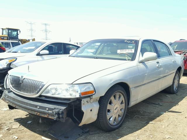 1LNHM83W34Y627574 - 2004 LINCOLN TOWN CAR U WHITE photo 2