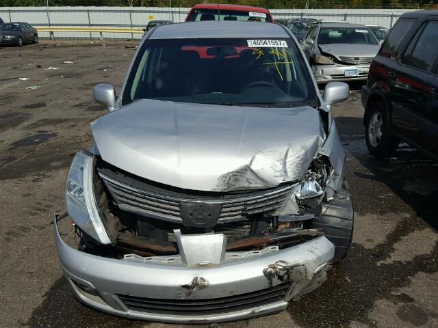 3N1BC13E08L400297 - 2008 NISSAN VERSA S/SL SILVER photo 9