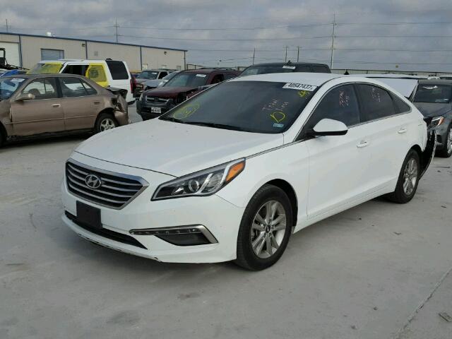 5NPE24AF8FH049291 - 2015 HYUNDAI SONATA SE WHITE photo 2