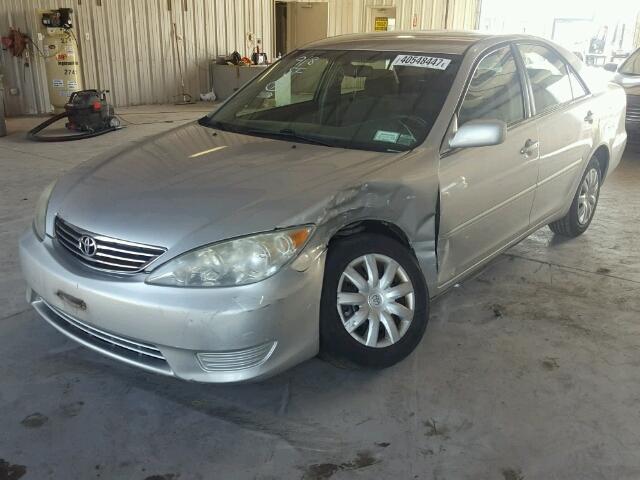 4T1BE32K05U992355 - 2005 TOYOTA CAMRY LE SILVER photo 2