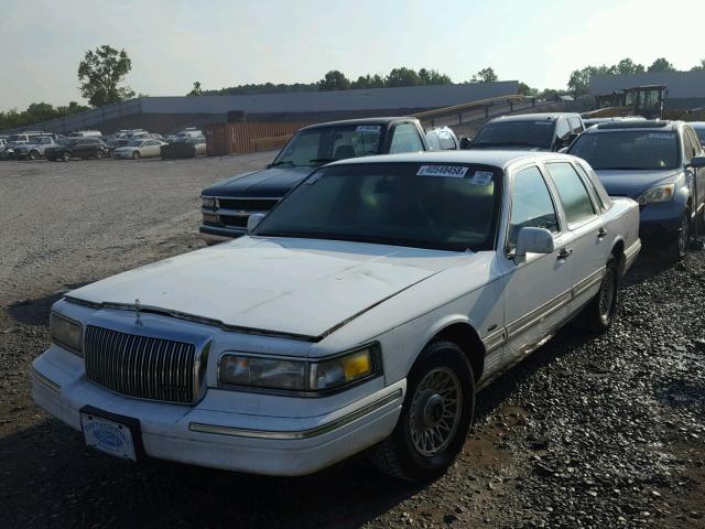 1LNLM82W5TY715259 - 1996 LINCOLN TOWN CAR S WHITE photo 2