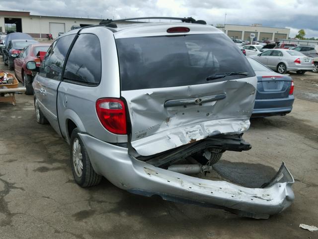 2C4GP54L95R176375 - 2005 CHRYSLER TOWN & COU SILVER photo 3