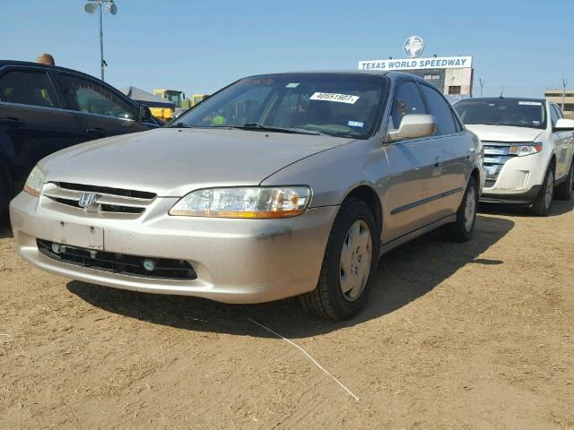 1HGCG1640XA020523 - 1999 HONDA ACCORD SILVER photo 2