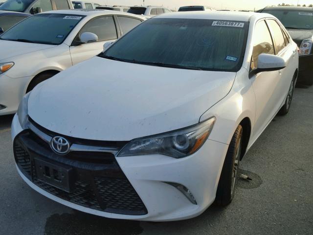 4T1BF1FK5GU524426 - 2016 TOYOTA CAMRY WHITE photo 2