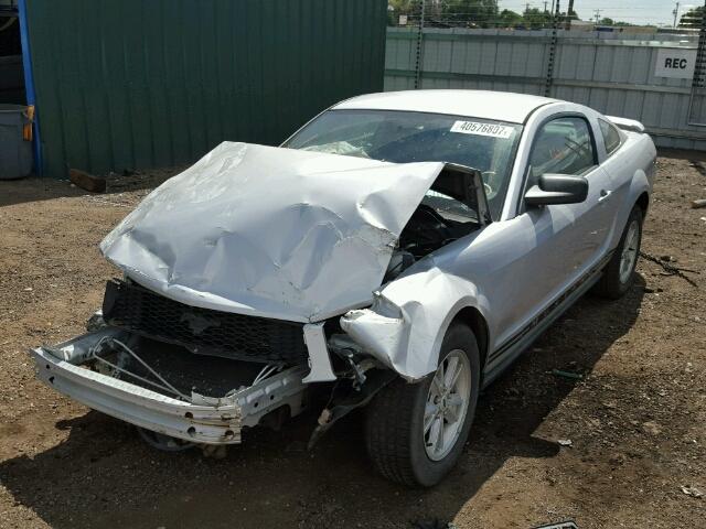 1ZVFT80N955112332 - 2005 FORD MUSTANG SILVER photo 2