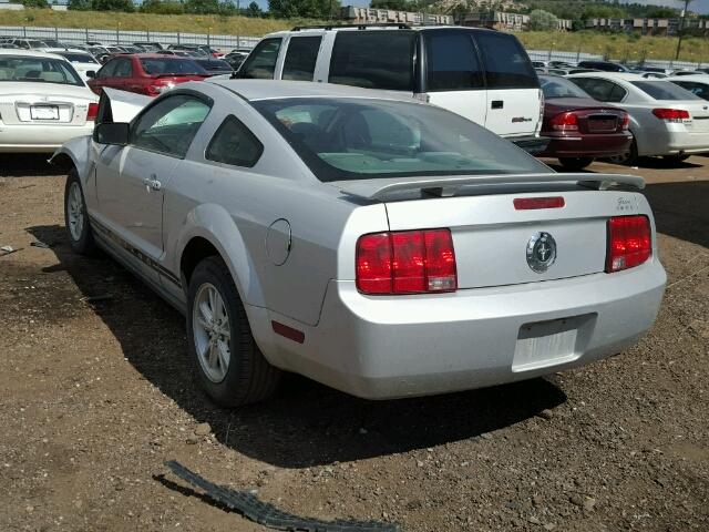 1ZVFT80N955112332 - 2005 FORD MUSTANG SILVER photo 3