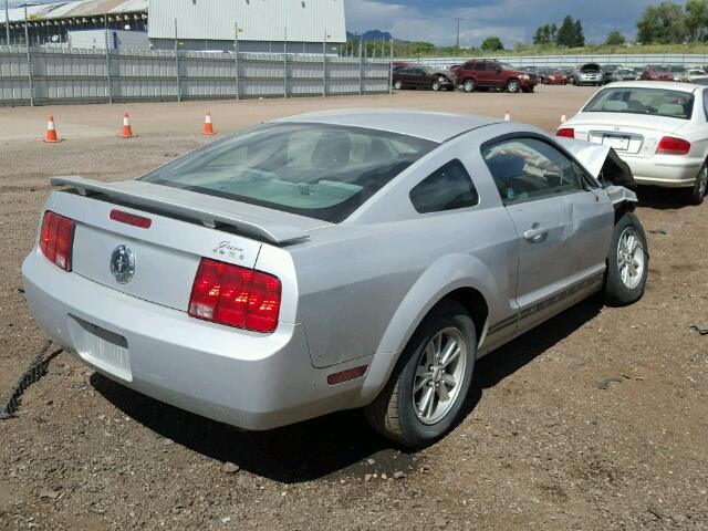 1ZVFT80N955112332 - 2005 FORD MUSTANG SILVER photo 4