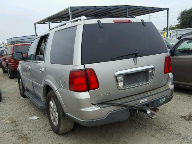 5LMFU28R23LJ01307 - 2003 LINCOLN NAVIGATOR SILVER photo 3
