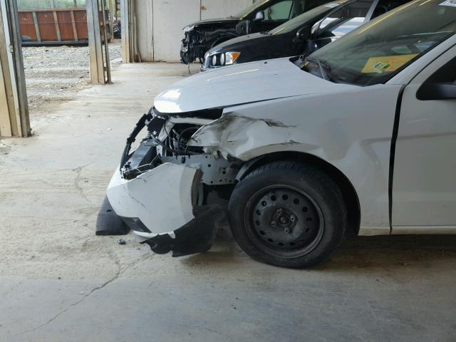 1FAHP34N68W154927 - 2008 FORD FOCUS S/SE WHITE photo 9