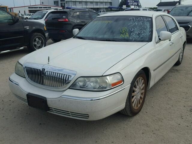 1LNHM83W04Y614622 - 2004 LINCOLN TOWN CAR CREAM photo 2