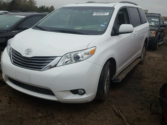 5TDYK3DC8DS393493 - 2013 TOYOTA SIENNA WHITE photo 2