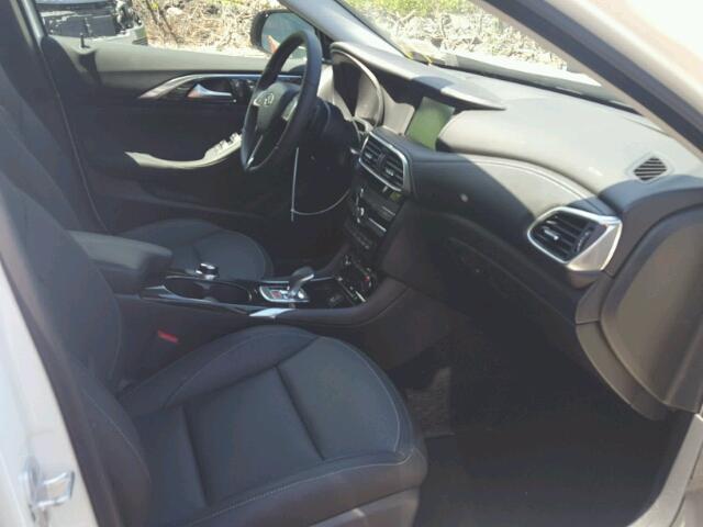 SJKCH5CR1JA048810 - 2018 INFINITI QX30 BASE WHITE photo 5