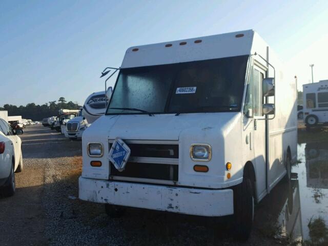 4UZAANBW42CJ99874 - 2002 FREIGHTLINER CHASSIS M WHITE photo 2