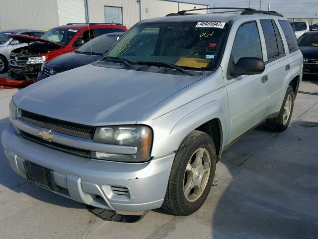 1GNDS13S182198688 - 2008 CHEVROLET TRAILBLAZE SILVER photo 2