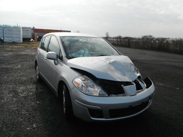 3N1BC13EX8L450544 - 2008 NISSAN VERSA S/SL SILVER photo 1