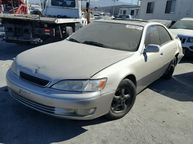 JT8BF22G2V0015618 - 1997 LEXUS ES GOLD photo 2