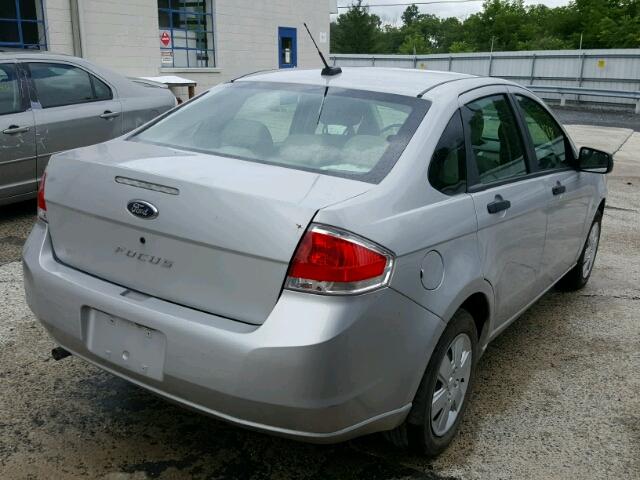 1FAHP34N69W262403 - 2009 FORD FOCUS S SILVER photo 4