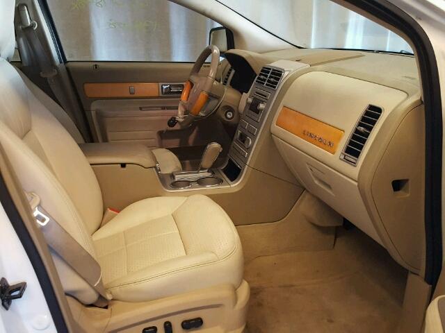 2LMDU68C67BJ34852 - 2007 LINCOLN MKX WHITE photo 5