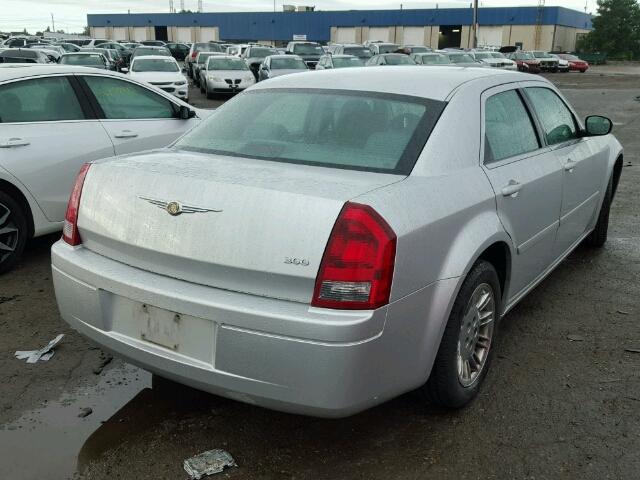 2C3JA43R35H674749 - 2005 CHRYSLER 300 SILVER photo 4