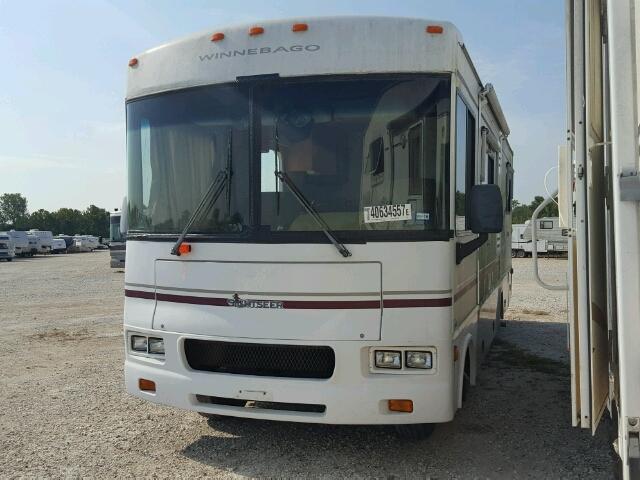 5B4KP57G123340057 - 2002 WORKHORSE CUSTOM CHASSIS MOTORHOME WHITE photo 2