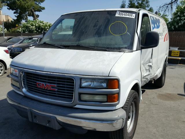 1GTHG35R121169755 - 2002 GMC SAVANA G35 WHITE photo 2