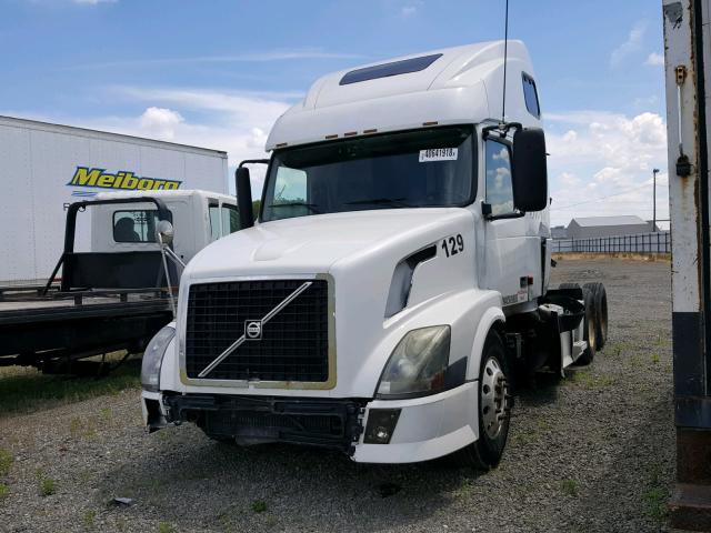 4V4NC9GHX5N398006 - 2005 VOLVO VN VNL WHITE photo 2