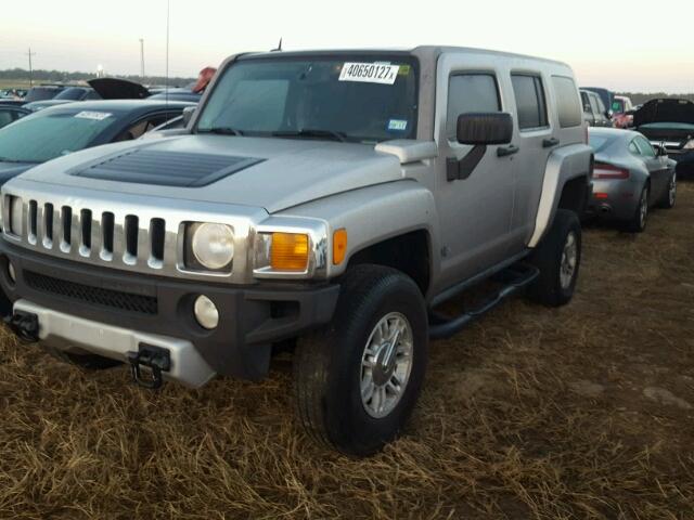 5GTEN13E998112002 - 2009 HUMMER H3 SILVER photo 2