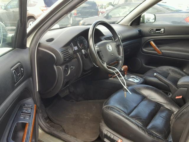 WVWRH63BX1P103676 - 2001 VOLKSWAGEN PASSAT GLX GREEN photo 9