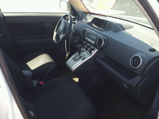 JTLKE50E281038827 - 2008 TOYOTA SCION XB Weiß Foto 5