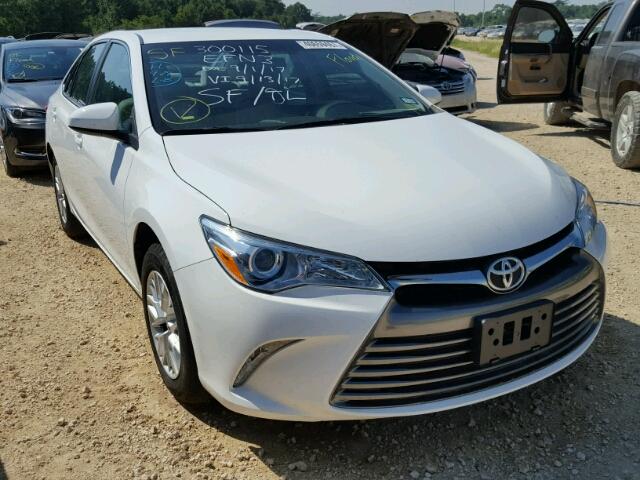 4T1BF1FK6HU300115 - 2017 TOYOTA CAMRY WHITE photo 1