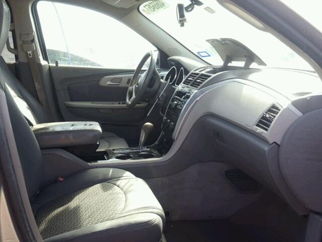 1GNKRFED9BJ304591 - 2011 CHEVROLET TRAVERSE SILVER photo 5