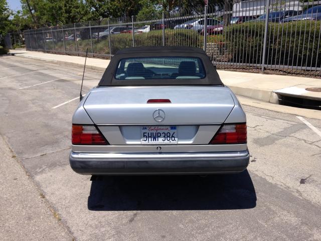 WDB1240611B910782 - 1993 MERCEDES-BENZ 300E SILVER photo 5