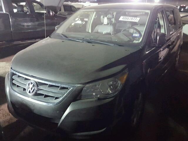 2V4RW3D10AR231309 - 2010 VOLKSWAGEN ROUTAN GRAY photo 2