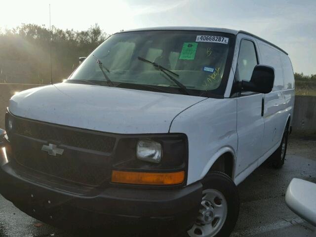 1GCGG25C391137787 - 2009 CHEVROLET EXPRESS G2 WHITE photo 2