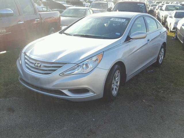 5NPEB4AC3DH539334 - 2013 HYUNDAI SONATA SILVER photo 2