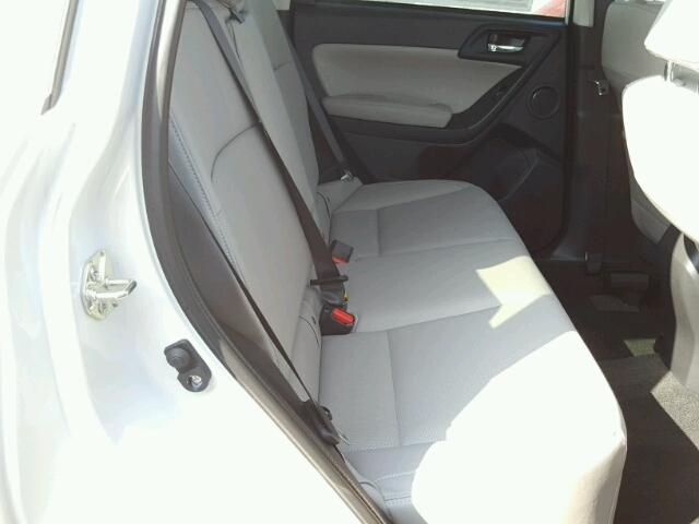 JF2SJARC5JH431317 - 2018 SUBARU FORESTER 2 WHITE photo 6