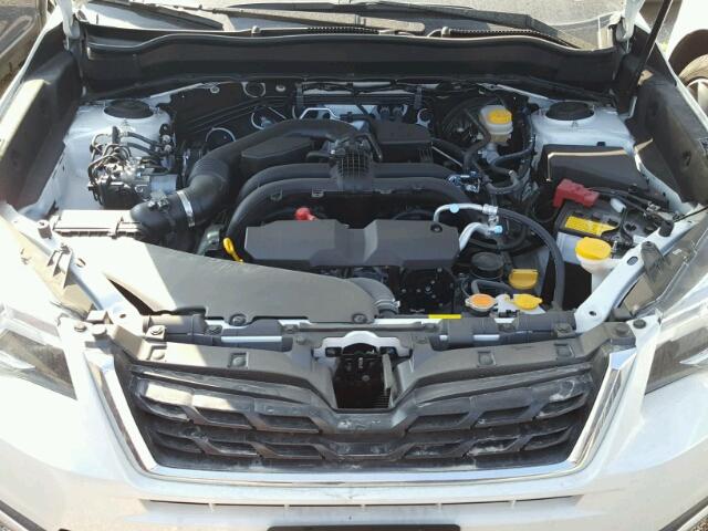 JF2SJARC5JH431317 - 2018 SUBARU FORESTER 2 WHITE photo 7