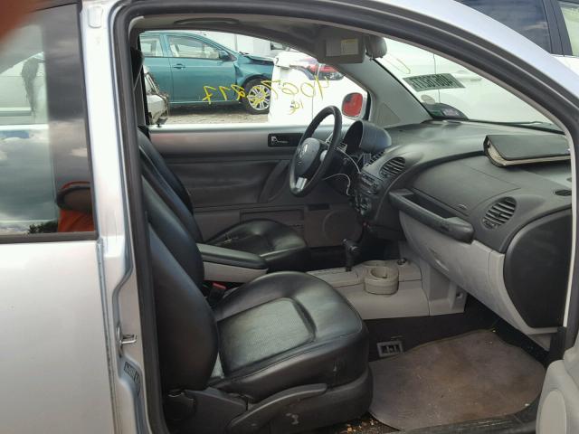 3VWCK21C82M409923 - 2002 VOLKSWAGEN NEW BEETLE 银色 照片 5