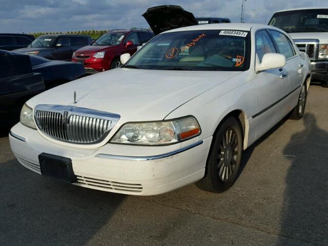 1LNHM82W83Y660425 - 2003 LINCOLN TOWN CAR S WHITE photo 2