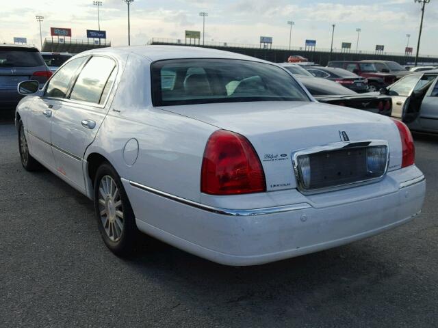 1LNHM82W83Y660425 - 2003 LINCOLN TOWN CAR S WHITE photo 3