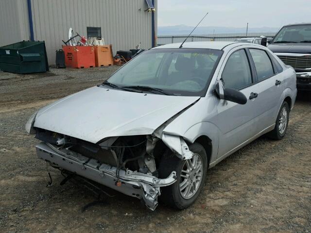 1FAHP34N16W109102 - 2006 FORD FOCUS ZX4 SILVER photo 2