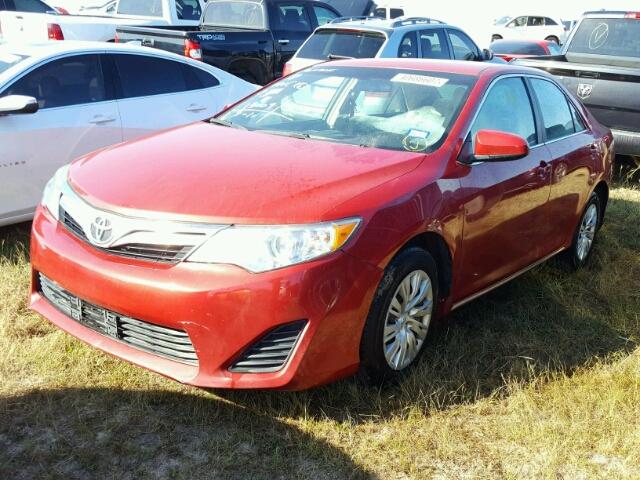 4T1BF1FK8DU703037 - 2013 TOYOTA CAMRY RED photo 2