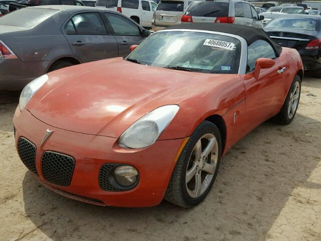 1G2MF35X28Y116857 - 2008 PONTIAC SOLSTICE ORANGE photo 2