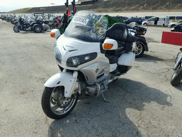 JH2SC68H9CK000303 - 2012 HONDA GL1800 WHITE photo 2