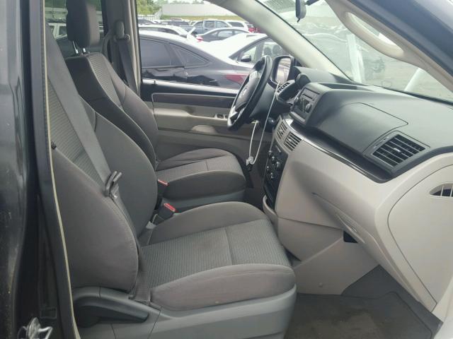 2V4RW4DG1BR642441 - 2011 VOLKSWAGEN ROUTAN S GRAY photo 5