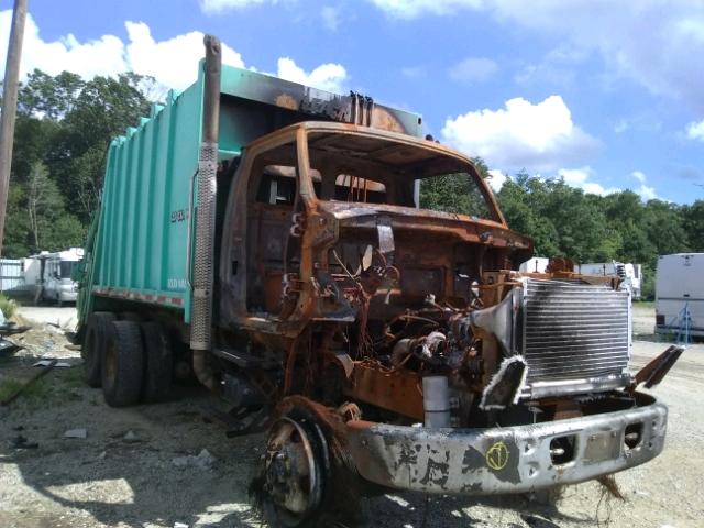 2FZXBJBB5YAG13668 - 2000 STERLING TRUCK LT 8500 GREEN photo 1